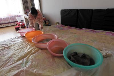 什邡楼上漏水，住户失联，小区没物管，业主维权难！律师来支招……
